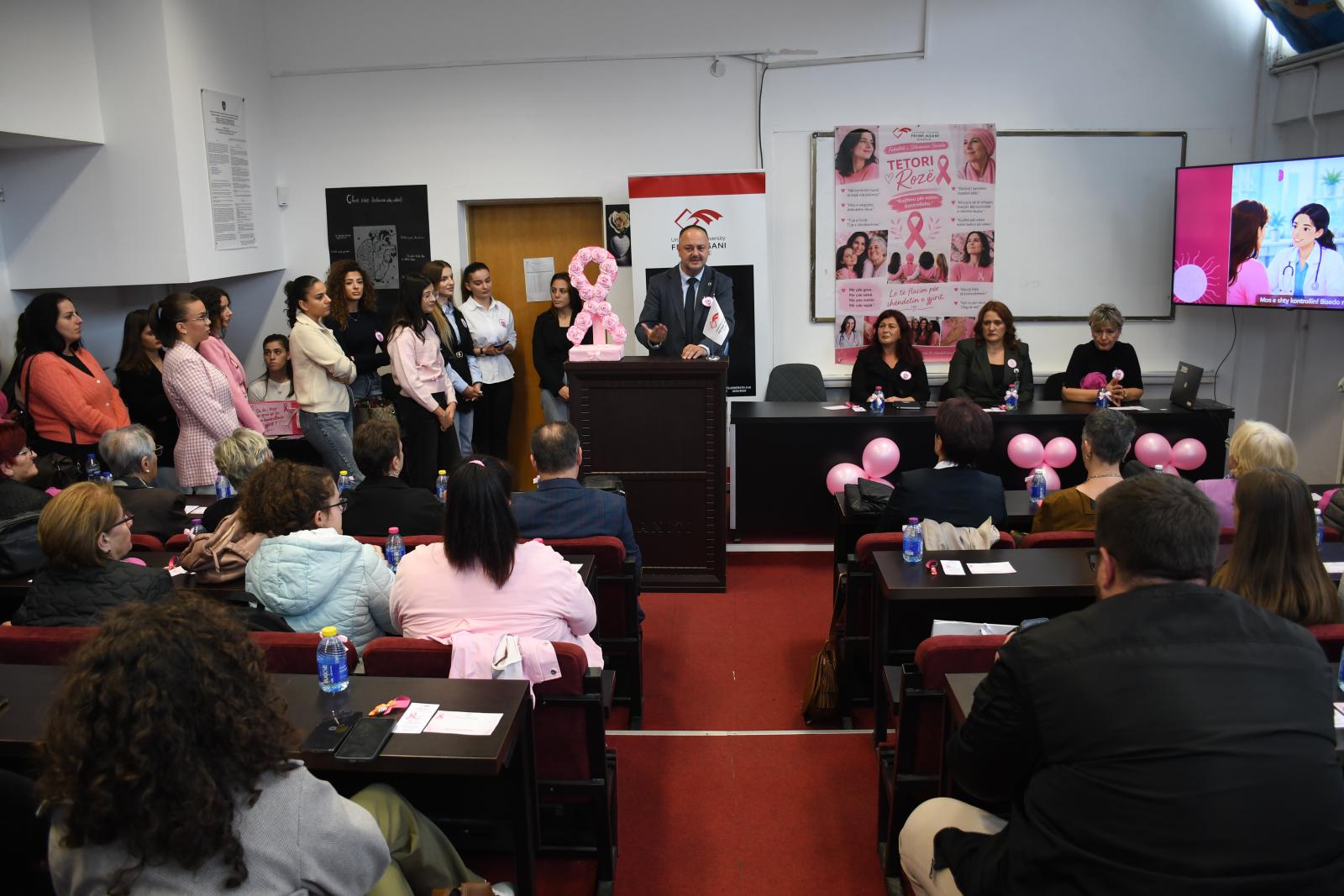 Studentët e Fakultetit të Shkencave Sociale shënojnë Tetorin Rozë me mesazhe ndërgjegjësimi dhe solidariteti